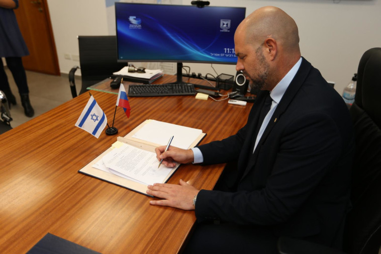 השר אמיר אוחנה חותם על ההסכם