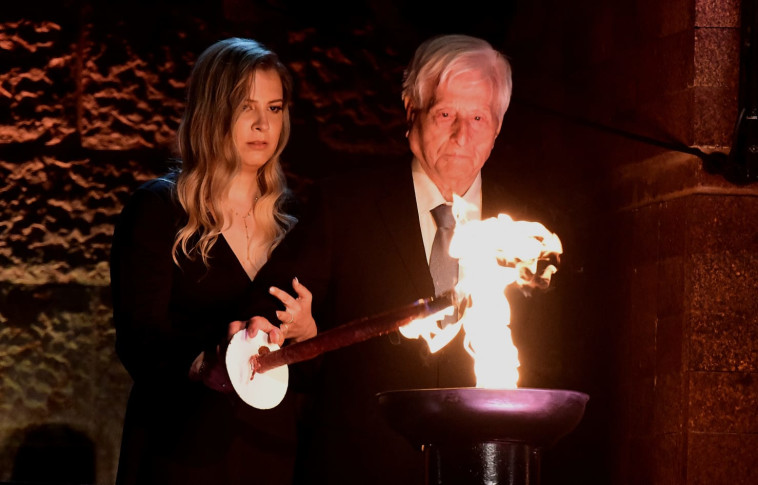 שמואל נער משיא משואה בטקס ביד ושם