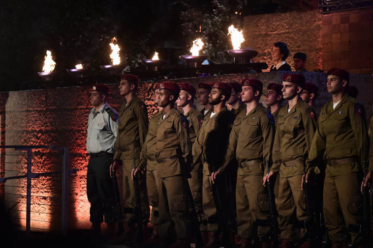 חיילים בטקס ביד ושם