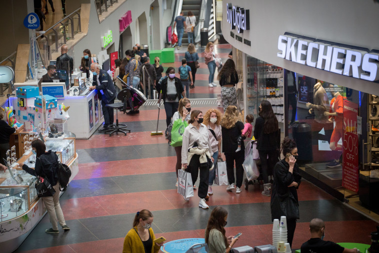 אנשים בקניון דיזנגוף סנטר