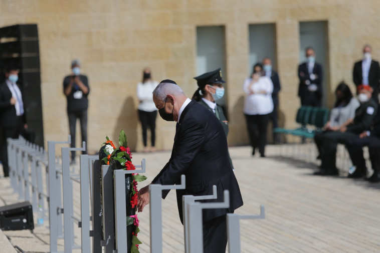 בנימין נתניהו בטקס הנחת הזרים ביום הזיכרון לשואה ולגבורה 2021, ב''יד ושם'' (צילום: אלכס קולומויסקי, פול ידיעות אחרונות)