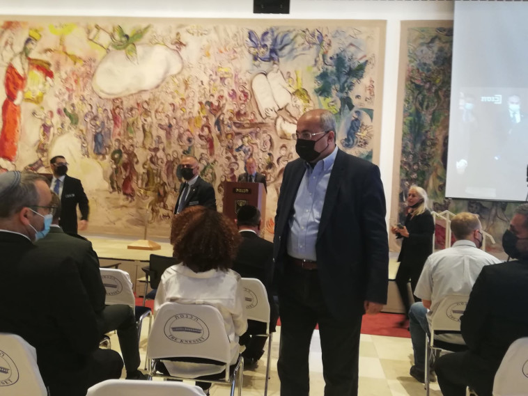 אחמד טיבי ואבתיסאם מראענה בטקס בכנסת