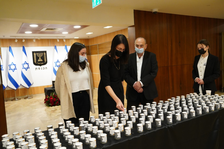  חברי כנסת מדליקים נר לפני תחילת הטקס ליום הזיכרון לשואה ולגבורה