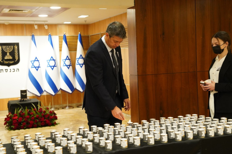 יועז הנדל מדליק נר בכנס לזכר קורבנות השואה