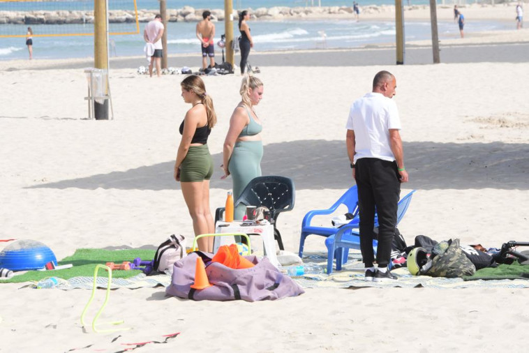 עומדים בצפירה בתל אביב, יום הזיכרון לשואה ולגבורה 2021