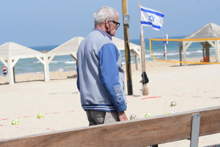 עומדים בצפירה בתל אביב, יום הזיכרון לשואה ולגבורה 2021