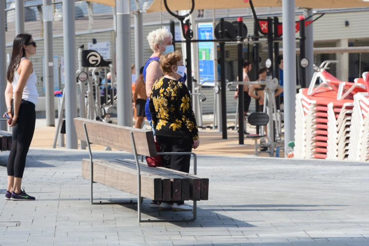 עומדים בצפירה בתל אביב, יום הזיכרון לשואה ולגבורה 2021