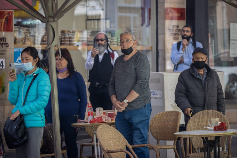 עומדים בצפירה, יום הזיכרון לשואה ולגבורה