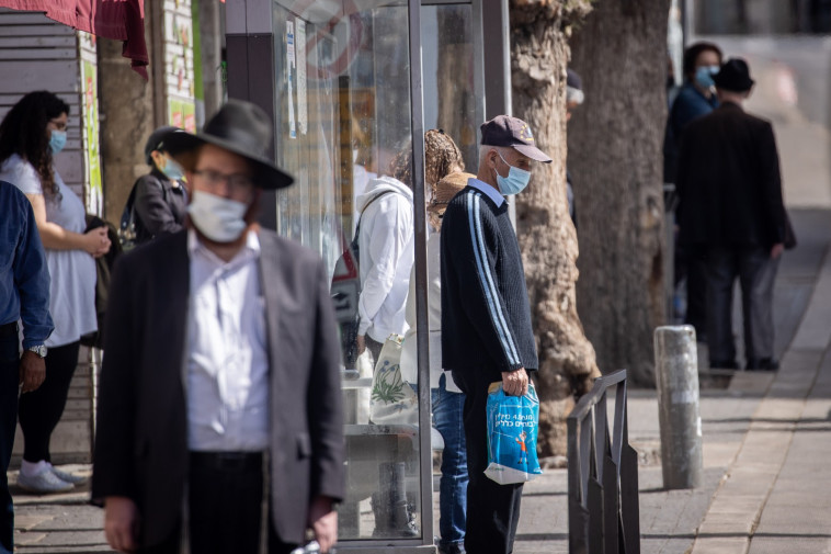 עומדים בצפירה, יום הזיכרון לשואה ולגבורה