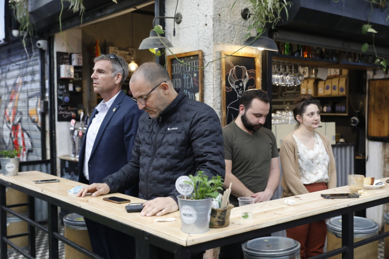 עומדים בצפירה, יום הזיכרון לשואה ולגבורה