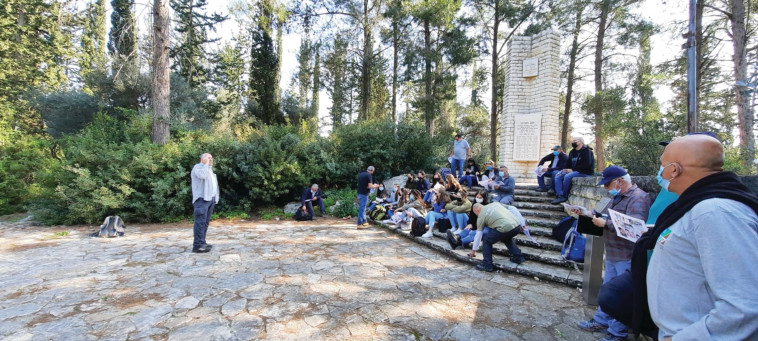 סיור באתרי הנצחה (צילום: באדיבות שביל הנופלים)