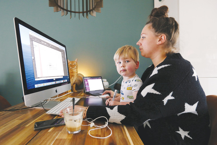 אמא עובדת מהבית, אילוסטרציה