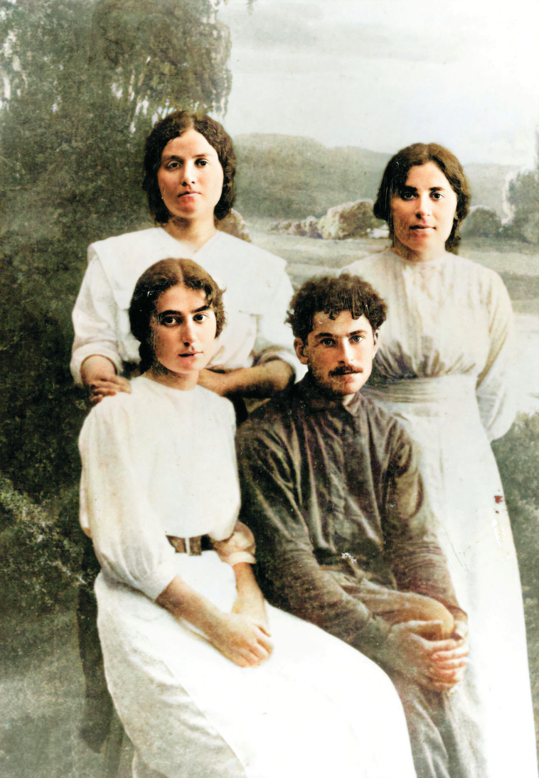 יושבים אברהם כהנוביץ ורחל עומדות שושנה אחות רחל וחנה וייסמן