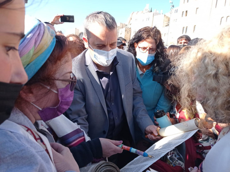 גלעד קריב הכניס ספר תורה לכותל ועורר סערה | צפו | חדשות מעריב