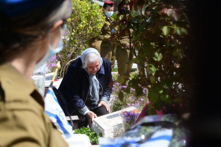 אישה בבית העלמין קריית שאול