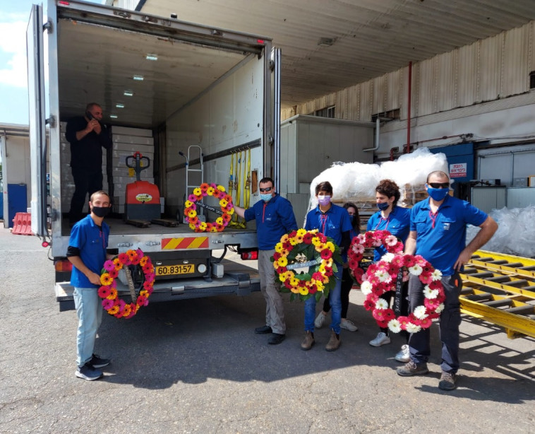 רכז הפרויקט מטעם התנועה, אריאל כץ, והחניכים בשדה התעופה 