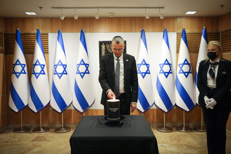 יו''ר הכנסת, יריב לוין, מדליק נר זיכרון