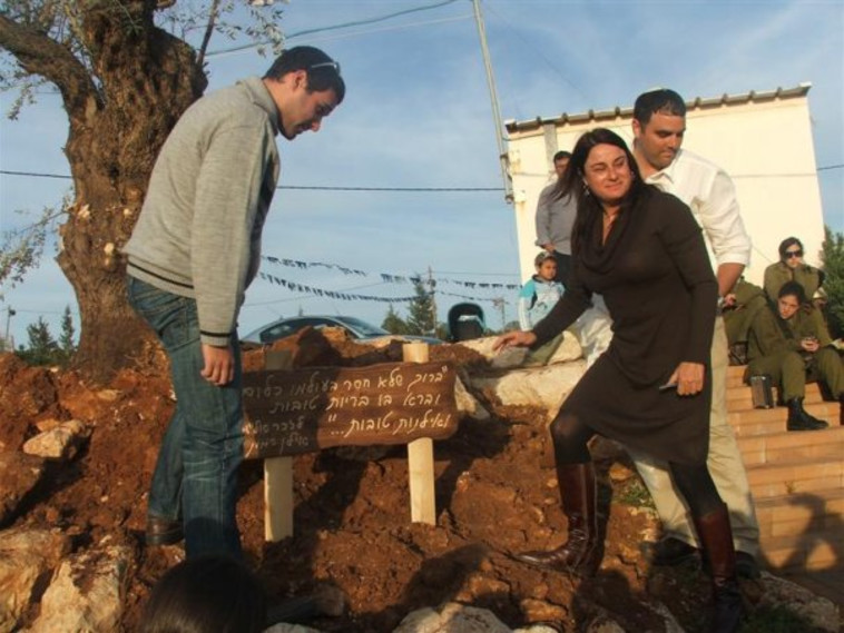 מצפה אילן חנוכת אנדרתה עם רונה רמון (צילום: יח''צ)