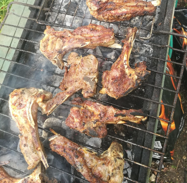 צלעות טלה על הגריל (צילום: אסנת גואטה)