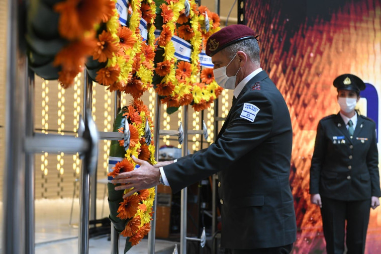 הרמטכ''ל מניח זר לזכר הנופלים