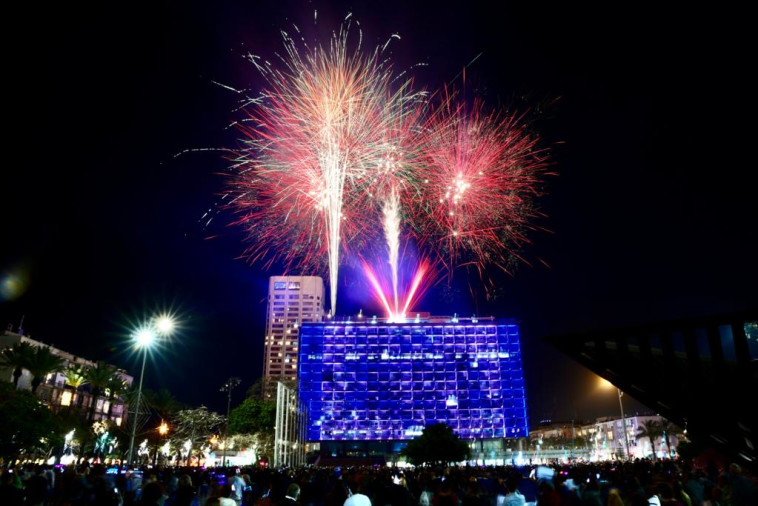 מופע זיקוקים לרגל יום העצמאות ה-73 בתל אביב