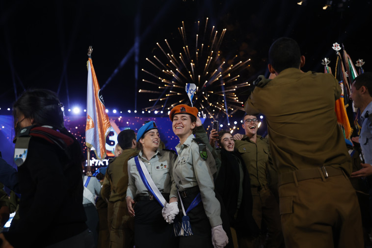 זיקוקים לרגל יום העצמאות ה-73 בהר הרצל (צילום: יונתן זינדל, פלאש 90)