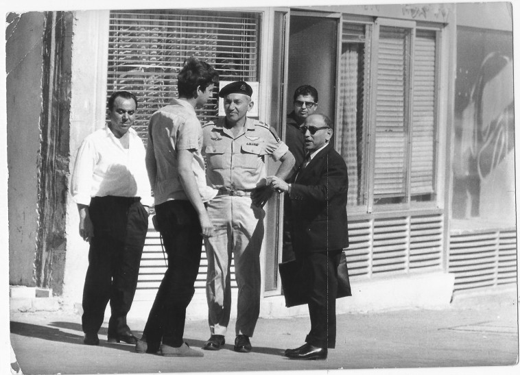 חיים בר לב ואיסר הראל במסעדת ''טריאנה''