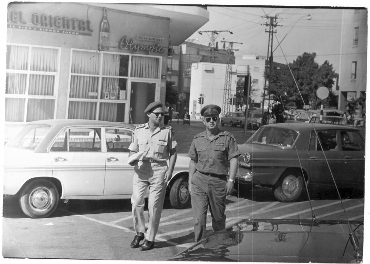 הרמטכ''ל יצחק רבין יוצא ממסעדת אולימפיה