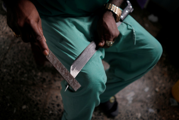 משחיז את המצ'טה 