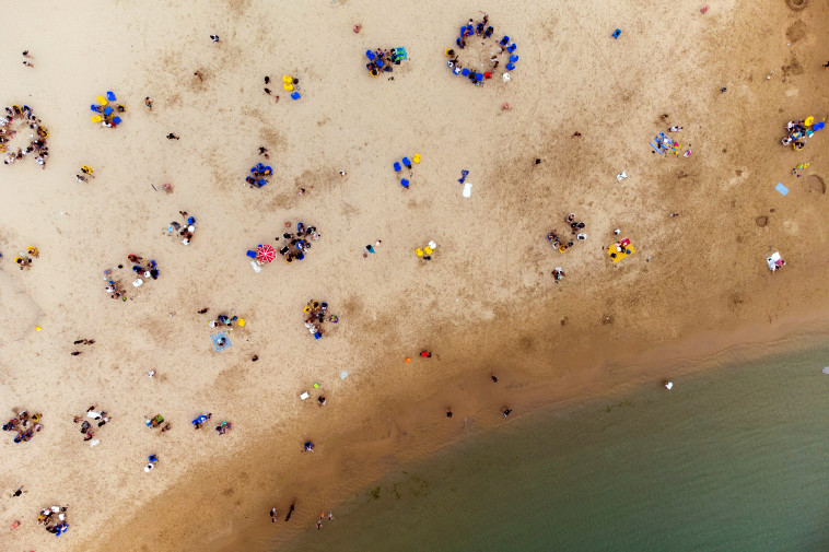Israelis on the beach in Sharab (Photo: REUTERS / Amir Cohen)