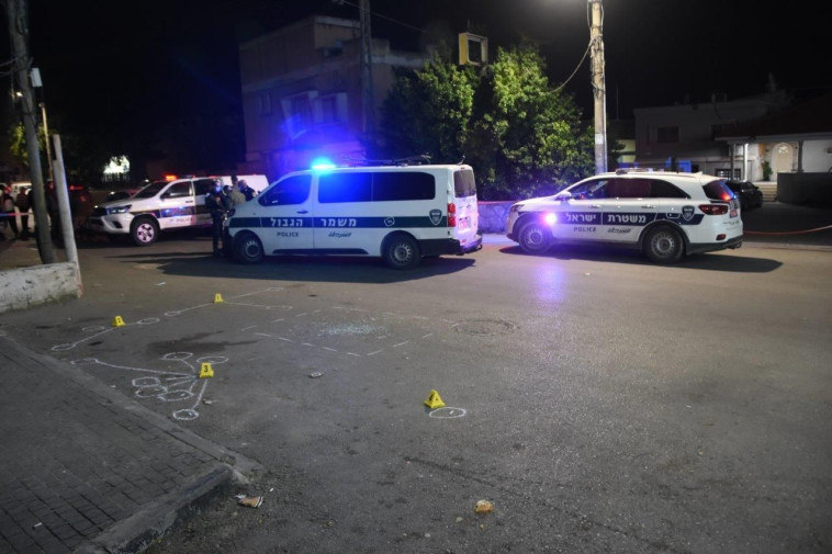 ניידות משטרה בזירת הרצח בכפר קרע