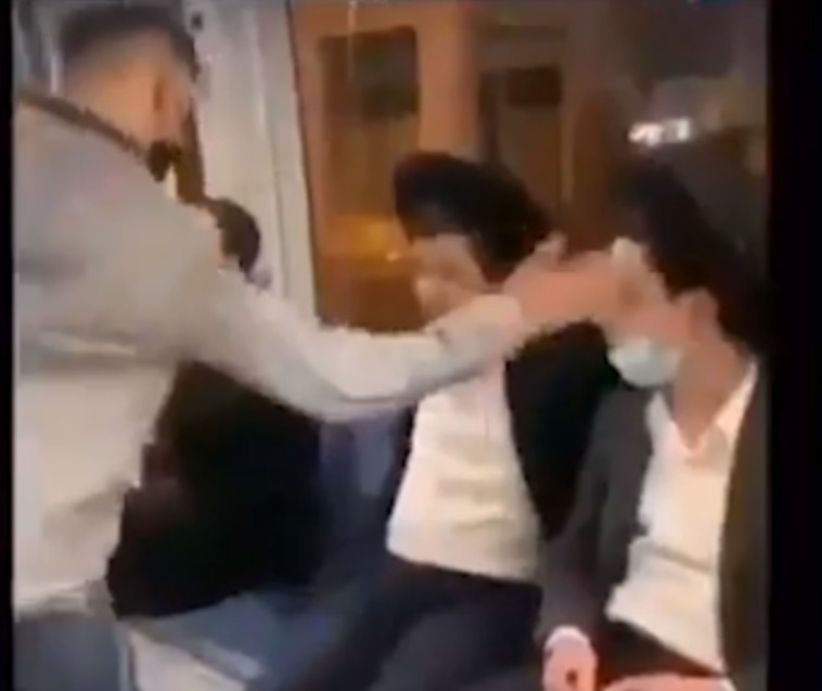 תיעוד בטיקטוק של אלימות ערבית נגד צעיר חרדי