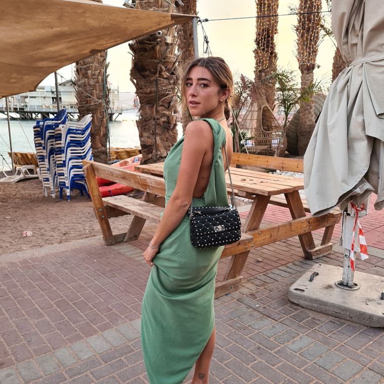 אן זיוי לפני הקוקטייל החגיגי. לובשת שמלה של מאי משיח