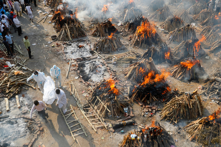 שריפת גופות בהודו (צילום: REUTERS/Adnan Abidi)