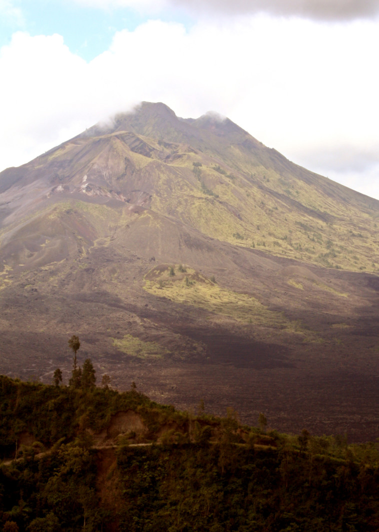 הר הגעש באטור (צילום: רויטרס)