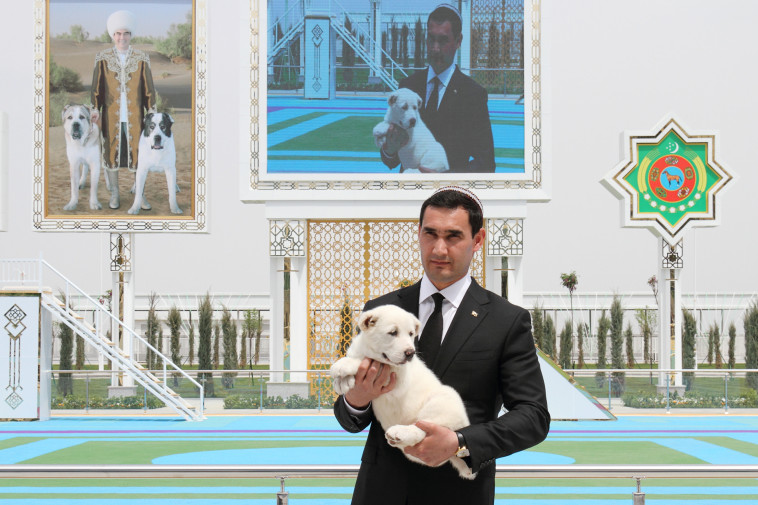 נשיא טורקמניסטן וכלב מגזע אלבי (צילום: רויטרס)
