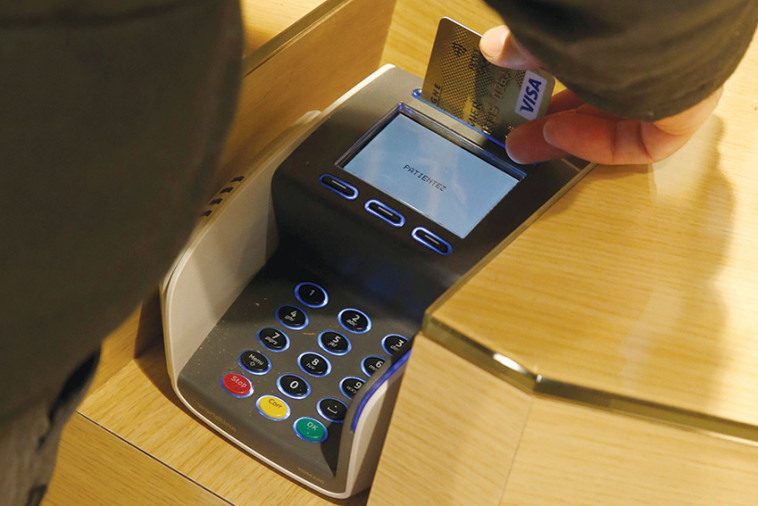 שימוש בכרטיס אשראי