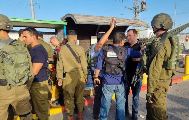 תחנת האוטובוס בה אירע הירי, צומת תפוח 