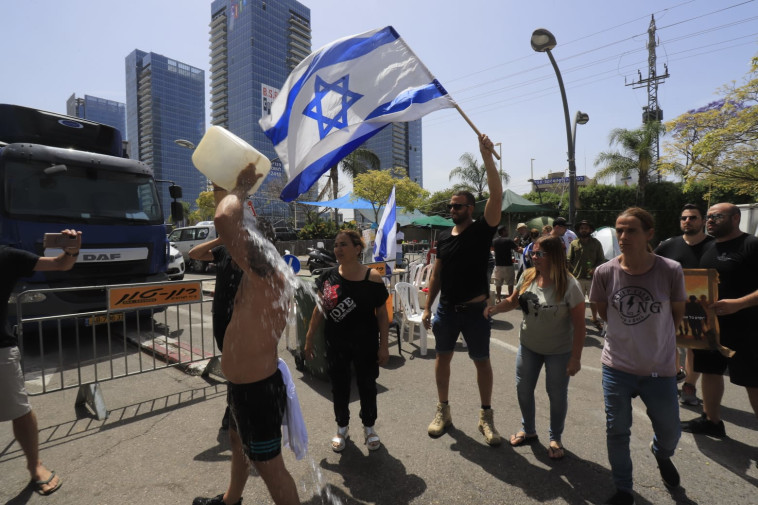 הפגנת פצועי צה''ל מקבוצת ''הלוחמים הבוערים'' מול בניין הועדות הרפואיות של אגף השיקום בפתח תקווה