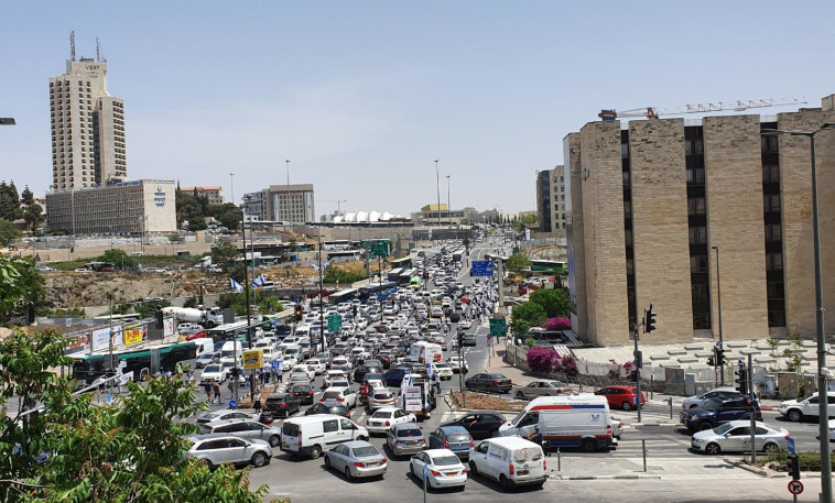 פקקי ענק בירושלים בעקבות הפגנת נכי צה''ל (צילום: דניאל גילו/TPS)