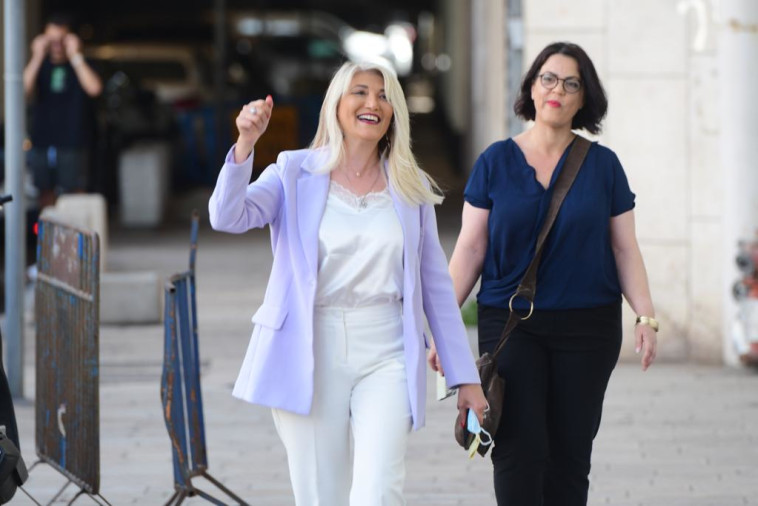 ח''כ גלית דיסטל אטבריאן וח''כ לשעבר אסנת מארק בכניסתם למלון קרלטון