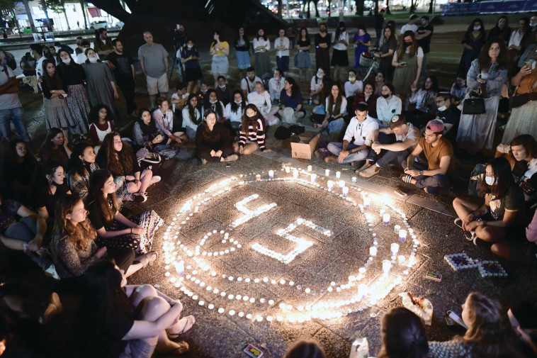 מעגל נרות זיכרון בכיכר רבין בתל אביב לנספי אסון הר מירון