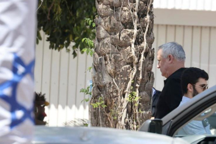 בני גנץ בכניסה לביתו של לפיד ברמת אביב