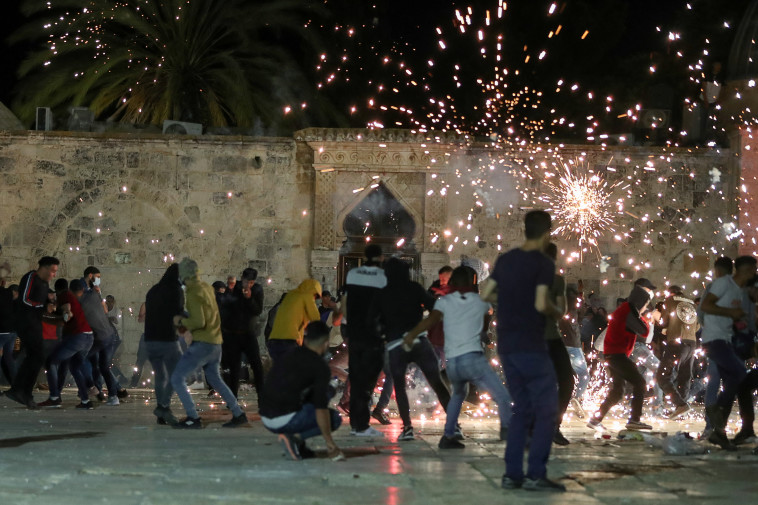 מאות התפרעו עם כוחות הביטחון בהר הבית (צילום: רויטרס)