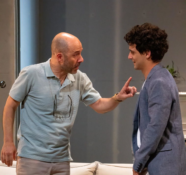 דרור קרן בהצגה ''הבן''