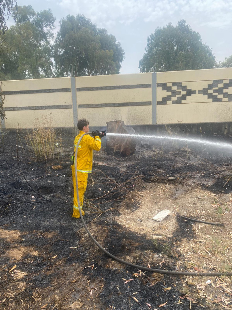 כבאי בעת ניסיונות ההשתלטות על שריפה