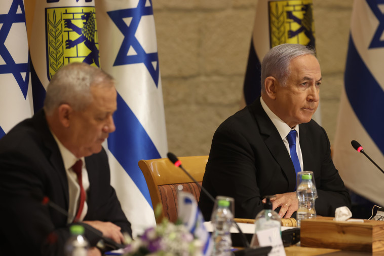 בנימין נתניהו ובני גנץ בישיבת הממשלה