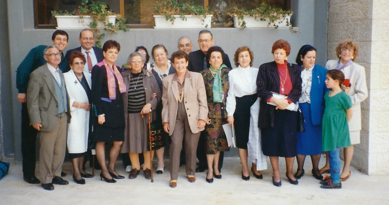 צבי שמיר (משמאל) וכל משפחת מזרחי-שמיר ועבאדי (צילום: אלבום משפחתי)