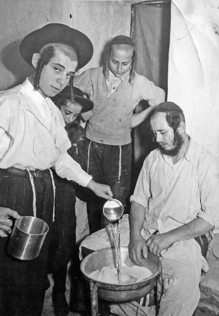 יצחק גבירץ מכין מצות, פסח, שנות ה-40, מאה שערים 