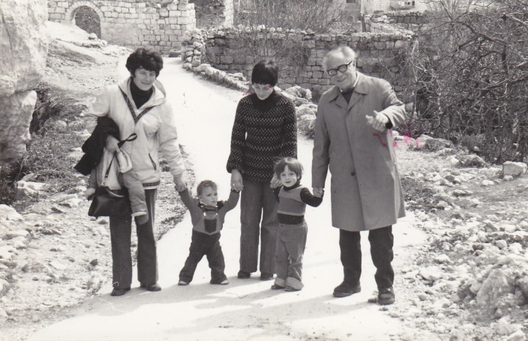 מאירה שראל, שלום שראל, דודה מירי שמידע וילדיה